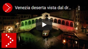 Venezia deserta vista dal drone, col ponte di Rialto in veste tricolore